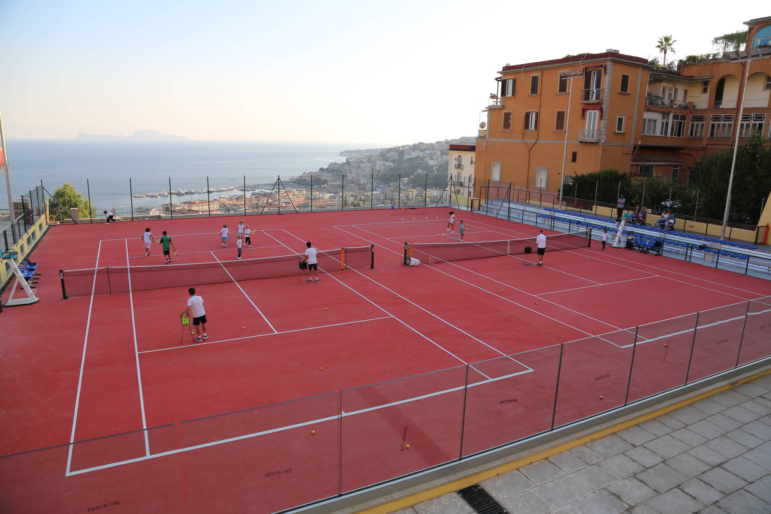 Campi da tennis del Paradise Sporting Village con panorama sul Golfo di Napoli