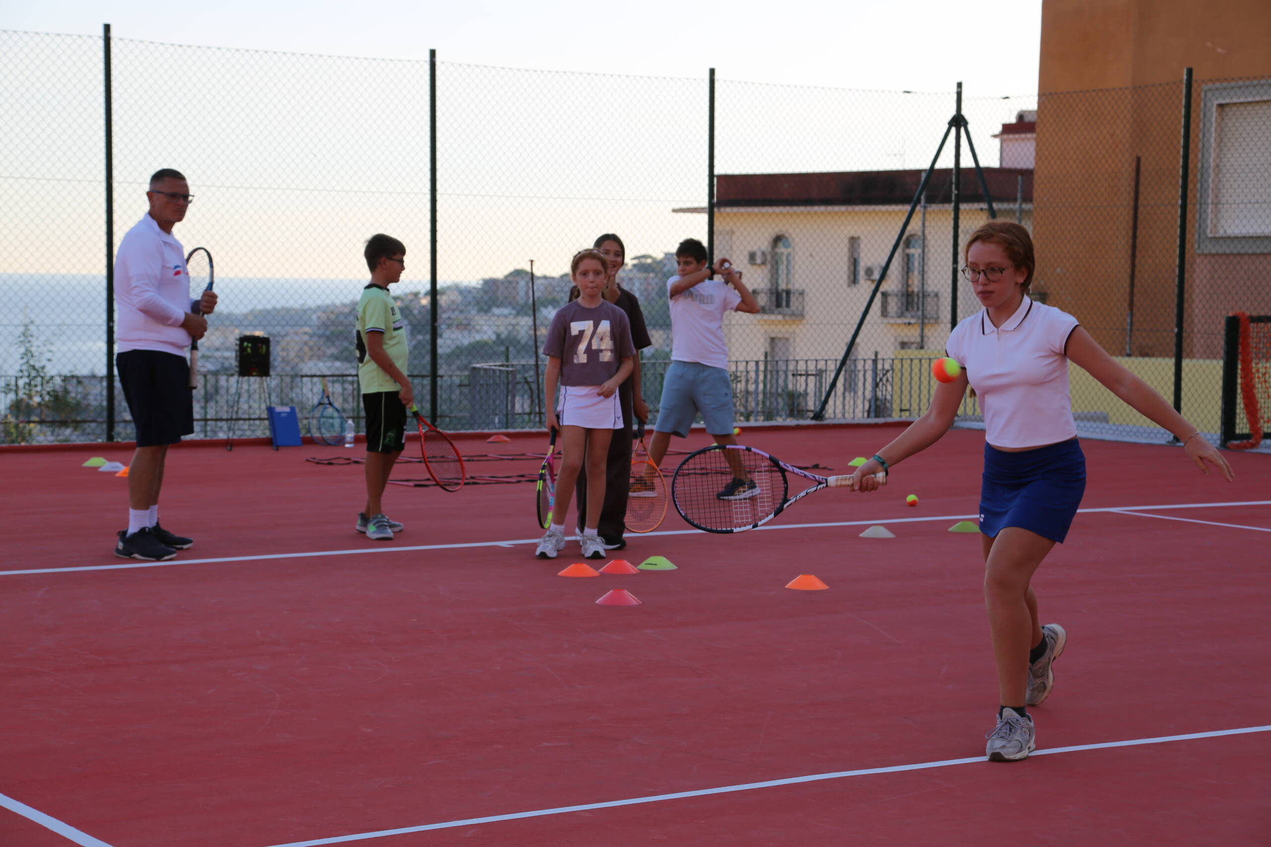 Allenamento di gruppo della Scuola Tennis Junior Paradise Sporting Village