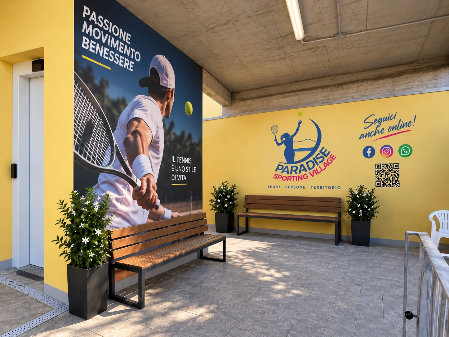 Area di accoglienza del Paradise Sporting Village con panchine e parete dedicata al tennis